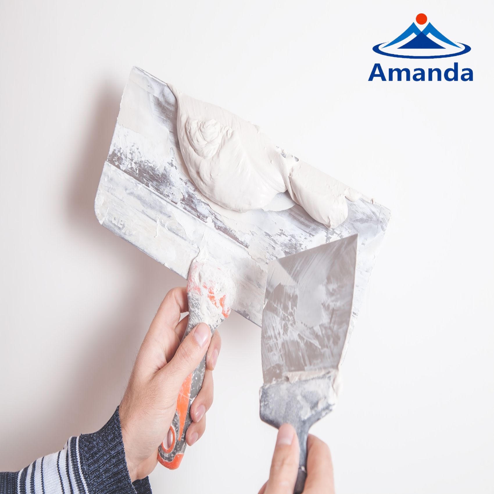 白人工人正在修墙。