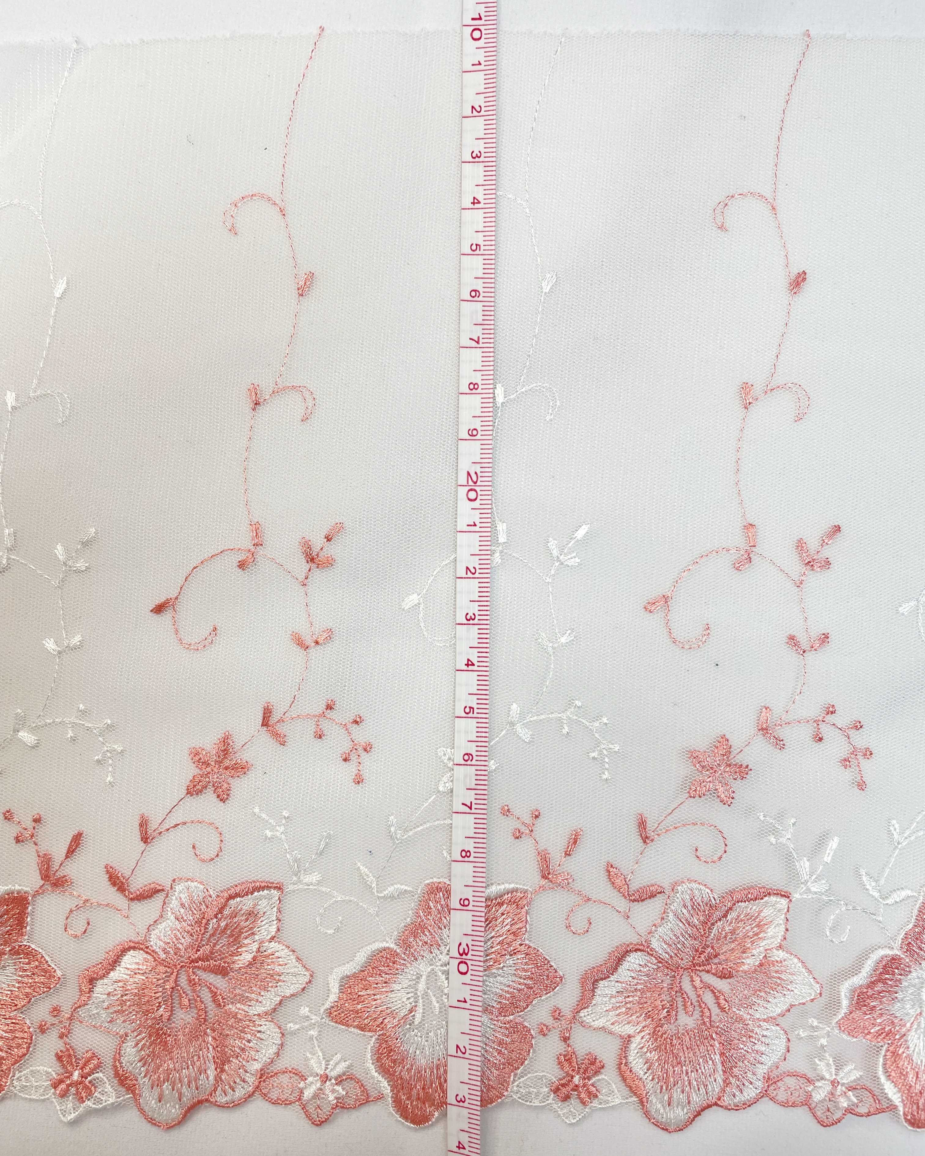 Изысканная кружевная ткань с вышивкой.