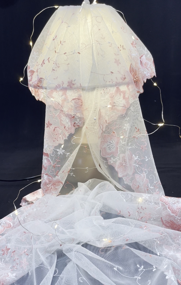 Изысканная кружевная ткань с вышивкой.