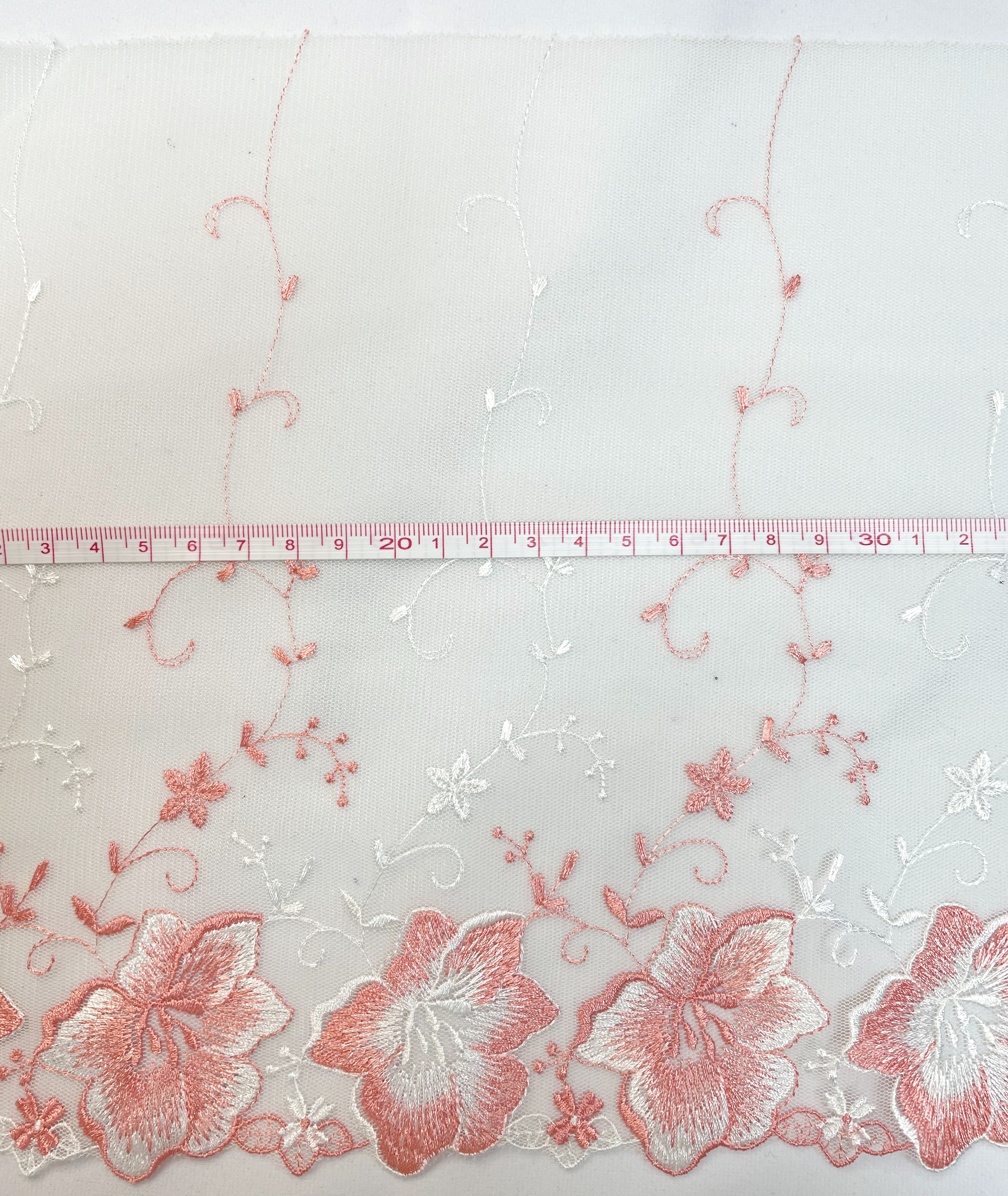 Изысканная кружевная ткань с вышивкой.