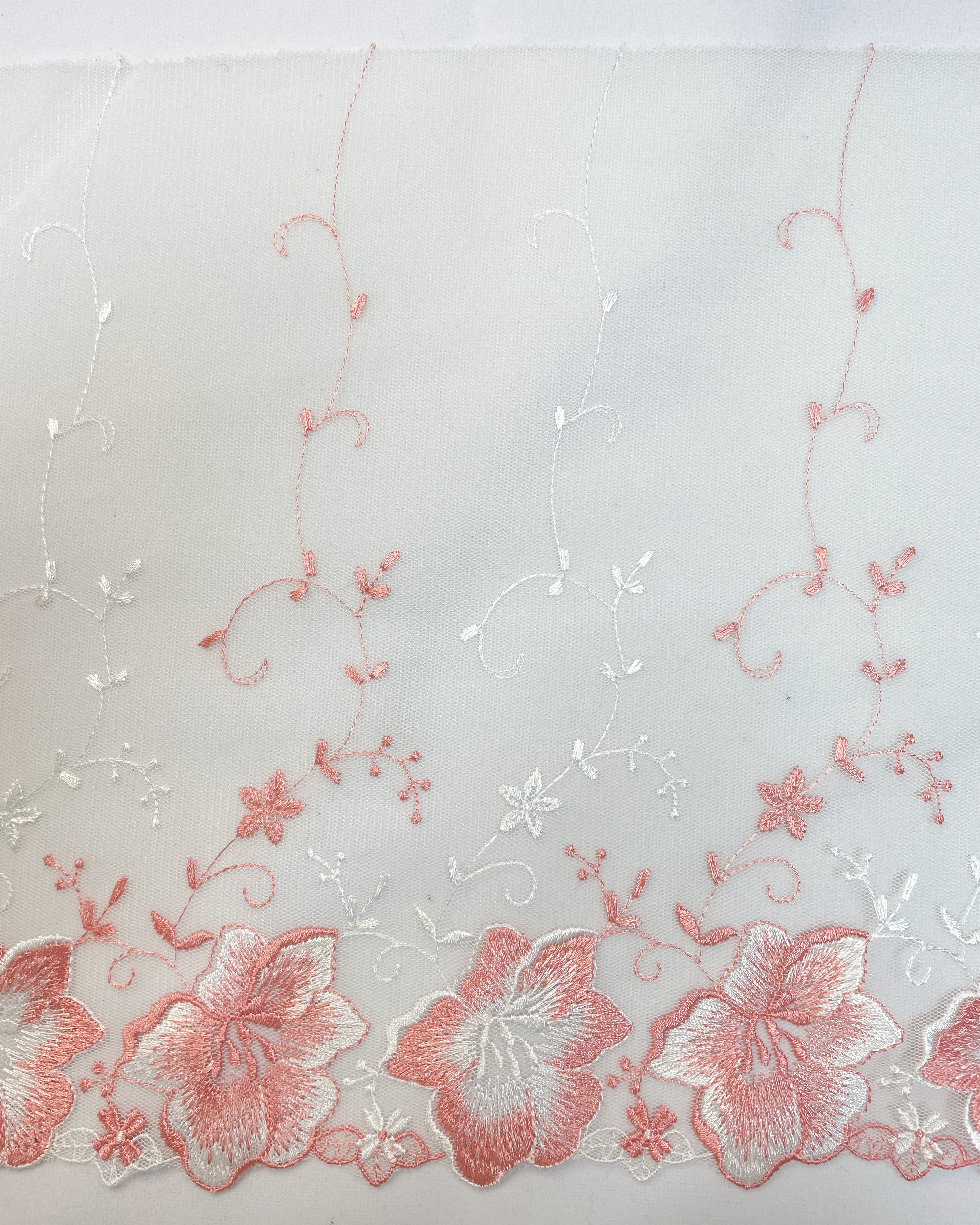 Изысканная кружевная ткань с вышивкой.